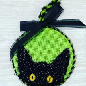 Peeky Kitty Round Orn. - Lime-18 Mesh